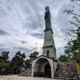 La statue du Christ-Roi et, sous son socle, la Chapelle Notre Dame du Perpétuel Secours