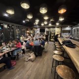 Environ quarante personnes ont pris place autour des tables pour pratiquer l’une des sept langues proposées : français, allemand, espagnol, italien, anglais, haut-valaisan ou patois.