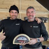 Nicolas et Alexander Walker sont visiblement fiers d'avoir remporté deux médailles Super d'or au World Cheese Awards 2025.