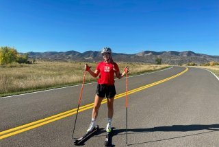 Estelle Darbellay à l'entraînement sur skis à roulettes dans le Colorado.