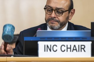 Le président des négociations sur le plastique Luis Vayas Valdivieso a dévoilé un nouveau texte pour tenter d'arracher un accord à Genève. KEYSTONE/MARTIAL TREZZINI