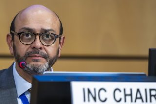 Le président des négociations sur le plastique Luis Vayas Valdivieso n'a pu que constater l'échec des pourparlers à Genève. KEYSTONE/EPA/MARTIAL TREZZINI