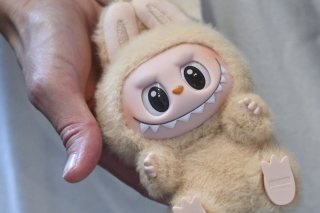 L'engouement pour les peluches Labubu a provoqué des ruées dans les plus de 400 magasins chinois Pop Mart dans le monde. Les douanes françaises ont saisi des dizaines de milliers de faux durant l'été. (archives) KEYSTONE/DPA/JENS KALAENE