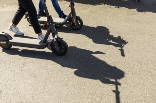 "Ici, on roule au pas" rappelleront certains messages affichés au sol ou accrochés à des mâts. KEYSTONE/SALVATORE DI NOLFI