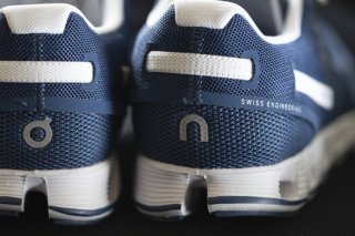 Un jugement en faveur de l'entreprise pourrait signifier que On serait à nouveau autorisée à utiliser ce symbole en Suisse à l'avenir. La question est de savoir si un procès aura lieu. L'entreprise ignore si SEA et IGE retireront leur requête en Chine et comment les autorités locales procéderont. KEYSTONE/GAETAN BALLY