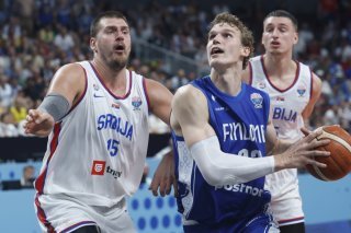Lauri Markkanen et ses coéquipiers ont pris le meilleur sur Nikola Jokic et la Serbie KEYSTONE/EPA/TOMS KALNINS