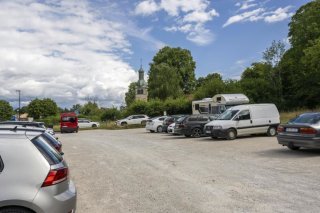 Suite à un référendum, les habitants d'Hermance voteront fin septembre sur un crédit de 20 millions de francs destiné à la construction de deux immeubles totalisant 32 logements sur une parcelle appartenant à la commune à l’entrée du village, actuellement occupée par un parking. Keystone/MARTIAL TREZZINI
