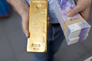 Traditionnelle valeur refuge en période de troubles, le prix du métal jaune monte d'autant plus vite que se dévalue le dollar US, monnaie dans laquelle il est libellé. (archive) KEYSTONE