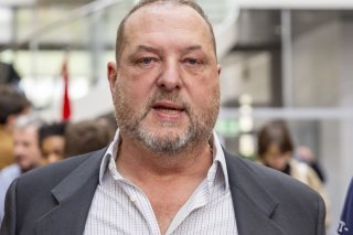 Thierry Cerruti au centre de dépouillement des bulletins de vote lors de l'élection du 23 mars 2025. (KEYSTONE/Salvatore Di Nolfi) KEYSTONE/SALVATORE DI NOLFI