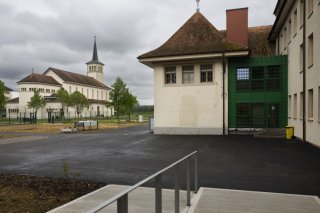 Tant pour le Conseil d'Etat que pour le Grand Conseil fribourgeois, la construction d’une nouvelle Prison centrale sur le site de Bellechasse renforcera la sécurité (archives). KEYSTONE/PETER KLAUNZER