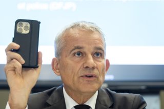 Le conseiller fédéral Beat Jans explique l'utilisation pratique du permis d'élève conducteur numérique (ePEC). KEYSTONE/CYRIL ZINGARO