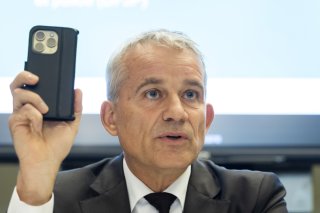 Le conseiller fédéral Beat Jans explique l'utilisation pratique du permis d'élève conducteur numérique (ePEC). KEYSTONE/CYRIL ZINGARO