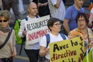 A Genève, les enseignants du secondaire II sont invités à faire la grève des notes. Votée en fin d'année scolaire, cette mesure de lutte prolonge le mouvement social lancé au printemps contre la nouvelle directive sur le temps de travail (archives). KEYSTONE/MARTIAL TREZZINI