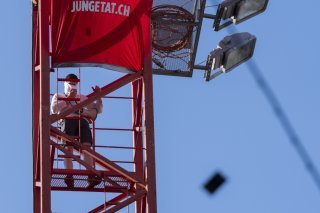 Le groupe d'extrême droite "Junge Tat" a fait parler de lui pendant l'Eurovision de la chanson à Bâle. Deux membres sont maintenant visés par une plainte pour des actions perturbatrices menées en 2022 à Zurich (archives). KEYSTONE/TIL BUERGY