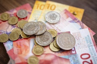 Si les salaires nominaux ont augmenté à fin juin, les syndicats réclament des hausses de rémunérations pour 2026 (archives). KEYSTONE/MICHAEL BUHOLZER