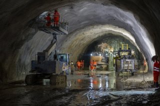 A ce jour, environ 500 mètres du tunnel de Gléresse sur les 2,13 km prévus ont été excavés. Les ouvriers doivent travailler dans l'eau et dans l'humidité KEYSTONE/PETER SCHNEIDER