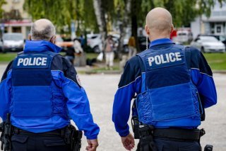 S'inspirant d'exemples étrangers, le Service de la sécurité publique de la Ville d'Yverdon-les-Bains et la Police Nord Vaudois (PNV) ont associé à certaines patrouilles une travailleuse sociale (archives). Keystone/JEAN-CHRISTOPHE BOTT