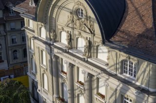 Les économistes d'UBS anticipent cependant une nouvelle appréciation du franc face au dollar, la Réserve fédérale américaine (Fed) étant susceptible d'abaisser son taux directeur au cours de l'année à venir. Un renforcement du franc exercerait une pression supplémentaire sur la BNS, selon eux. KEYSTONE/URS FLUEELER