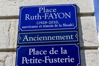 L'ancienne Place de la Petite-Fusterie a été renommée Place Ruth Fayon, en hommage à l'engagement de cette rescapée de la Shoah. KEYSTONE/SALVATORE DI NOLFI