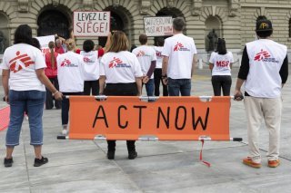 MSF Suisse a manifesté mercredi devant le Palais fédéral pour dénoncer la catastrophe humanitaire à Gaza. KEYSTONE/PETER KLAUNZER