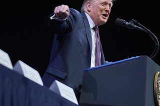 Les droits de douane de 39% imposés par Donald Trump à la Suisse ont eu l'effet d'un coup de massue pour les entreprises helvétiques actives aux Etats-Unis. KEYSTONE/AP/Evan Vucci