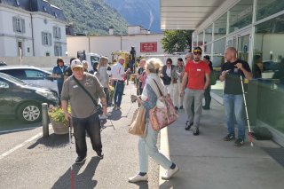 C'est parti pour déambuler dans la rue, à l'aveugle, avec des malvoyants pour guides