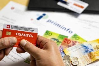 La hausse de primes devrait être plus importante qu'annoncé (archives). KEYSTONE/JEAN-CHRISTOPHE BOTT