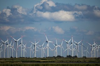 Le nouveau parc éolien doit permettre de générer à partir de l'automne 2026 quelque 48 millions de kWh annuellement, représentant la consommation d'environ 12'000 ménages (archives). KEYSTONE/DPA/CHRISTIAN CHARISIUS