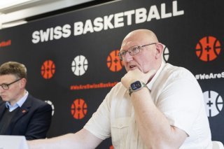 Daniel Goethals (à droite) et Andrea Siviero comptent notamment sur Yanic Niederhäuser pour faire grandir le basket en Suisse allemande KEYSTONE/CYRIL ZINGARO
