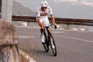 Tadej Pogacar dans ses oeuvres KEYSTONE/AP/Marco Alpozzi