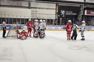 Le gardien martignerain Anthony Pittolaz (à terre) a longtemps retardé l'échéance durant le 1er tiers.