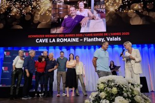 Toute la famille de la cave la Romaine , réunie pour recevoir le titre de cave suisse 2025