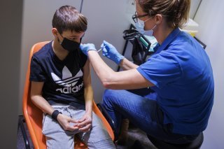 Berne appelle les personnes à risque à se faire vacciner contre la grippe et le Covid. (archives) KEYSTONE/VALENTIN FLAURAUD