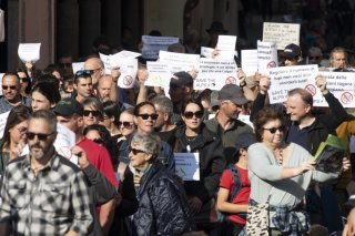Plusieurs éleveurs ont défilé dans les rues de Bellinzone samedi. KEYSTONE/TI-PRESS/Francesca Agosta
