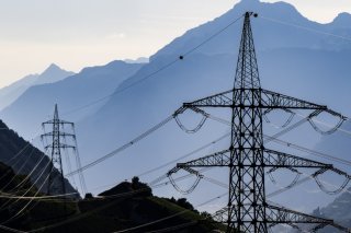 Les lignes électriques aériennes doivent avoir la priorité pour l'extension du réseau suisse de transport d'électricité, estime une commission parlementaire (archives). KEYSTONE/JEAN-CHRISTOPHE BOTT
