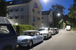 Lumière chaude ou froide: les communes optent souvent pour un compromis dans l'éclairage public (archives). KEYSTONE/GAETAN BALLY