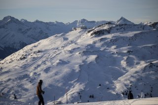 Vue sur le Crap Sogn Gion dans le domaine skiable de la Weisse Arena (archives). KEYSTONE/GIAN EHRENZELLER