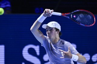Le Brésilien de 19 ans Joao Fonseca a remporté les Swiss Indoors de Bâle ce dimanche. KEYSTONE/GEORGIOS KEFALAS