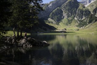 Malgré l'emplacement isolé du lac de Seealp, dans le canton d'Appenzell Rhodes-Intérieures, des produits chimiques liés aux pneus ont été détectés dans ses sédiments (archives). KEYSTONE/GIAN EHRENZELLER