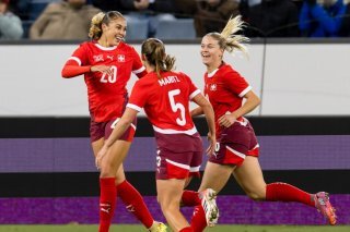 La Suisse doit composer sans Alayah Pilgrim (à gauche), buteuse face au Canada, pour affronter l'Ecosse KEYSTONE/EPA/PHILIPP SCHMIDLI