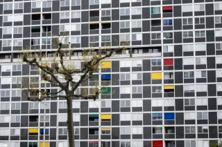 De nombreuses personnes à l'aide sociale craignent pour leur logement. A l'image, le quartier du Lignon à Vernier (photo prétexte). KEYSTONE/MARTIAL TREZZINI