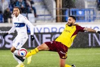 Dylan Bronn devance Théo Bair pour signifier que les Servettiens ont toujours eu un temps d'avance lors de ce derby lémanique. KEYSTONE/JEAN-CHRISTOPHE BOTT