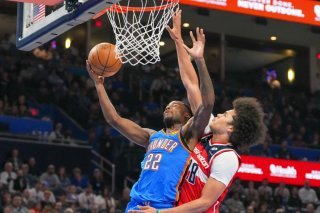 Kyshawn George (à droite) et les Wizards ont subi la loi d'OKC jeudi KEYSTONE/AP/Kyle Phillips