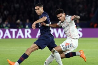 Double buteur puis dangereux tacleur sur Achraf Hakimi (à gauche), Luis Diaz (à droite) a joué un bien mauvais tour au Paris Saint-Germain. KEYSTONE/EPA/CHRISTOPHE PETIT TESSON