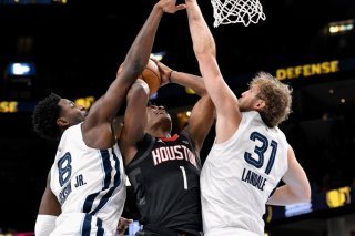 Amen Thompson face à deux défenseurs de Memphis KEYSTONE/AP/Brandon Dill