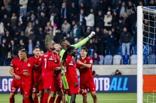 Francis Uzoho et ses coéquipiers après l'arrêt du gardien nigérian sur le penalty de Custodio à la dernière minute KEYSTONE/JEAN-CHRISTOPHE BOTT