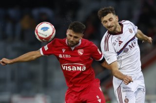 Micha Stevanovic (à droite) et le Servette FC retrouvent le FC Thoune de Leonardo Bertone (à gauche) samedi à Genève. KEYSTONE/STEFAN WERMUTH