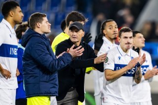 Peter Zeidler (au centre) va bien devoir gérer son effectif d'ici Noël. KEYSTONE/JEAN-CHRISTOPHE BOTT