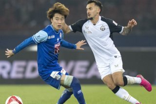 Duek entre le Lucernois Taisei Abe (à gauche), dont l'expulsion a tout changé), et le Zurichois Bledian Krasniqi. KEYSTONE/CLAUDIO THOMA