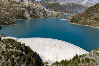 Les barrages constituent depuis des décennies l’un des principaux moyens de stockage d’énergie en Suisse (archives) KEYSTONE/JEAN-CHRISTOPHE BOTT